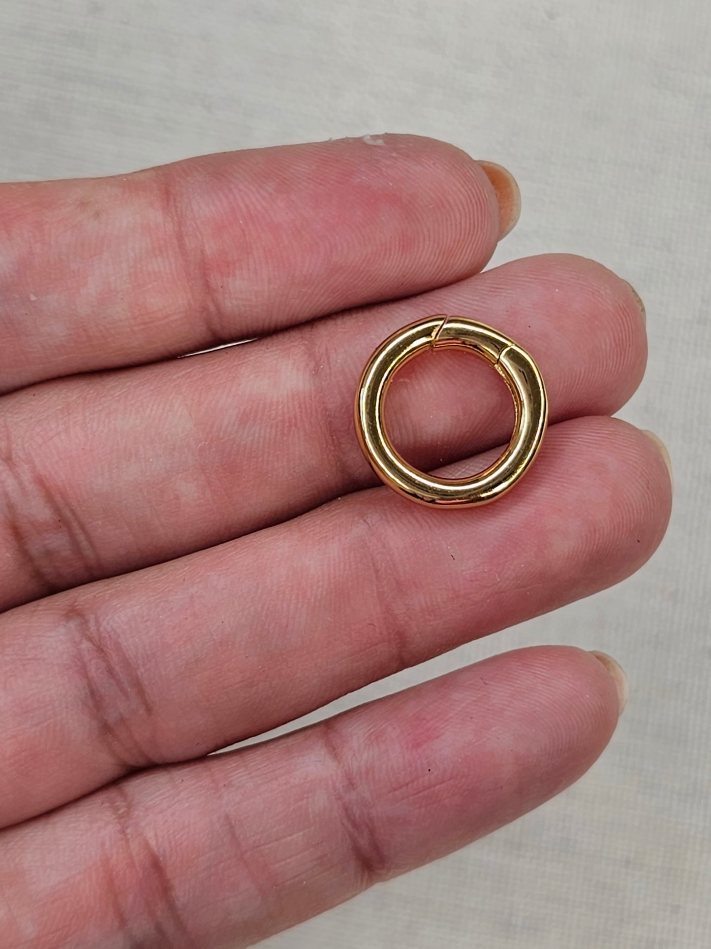 Round Charm Holder